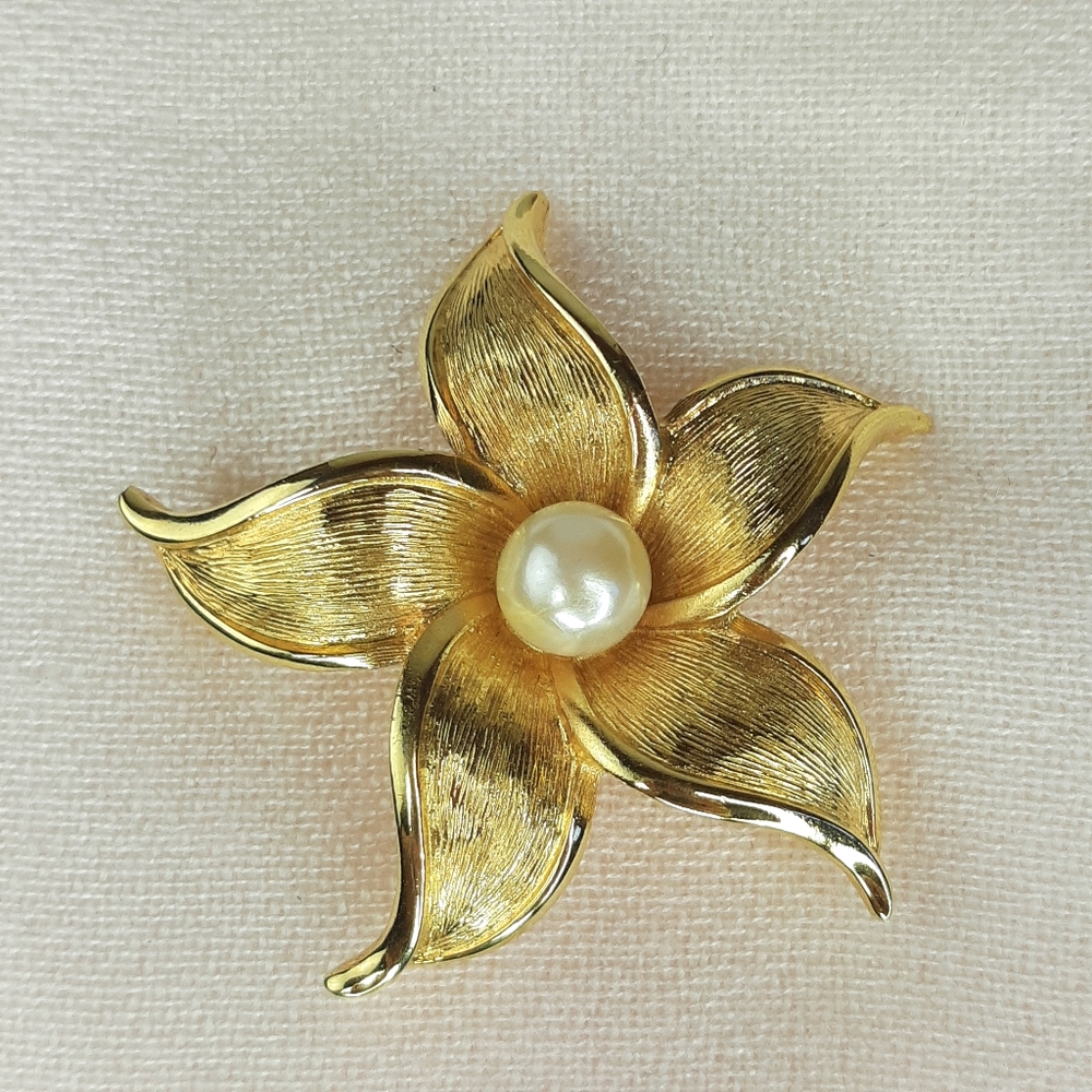 Beautiful Signed Sarah Coventry Brooch Pin